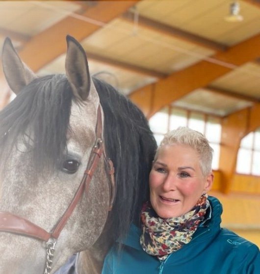 Annette mit ihrem Pferd Gido